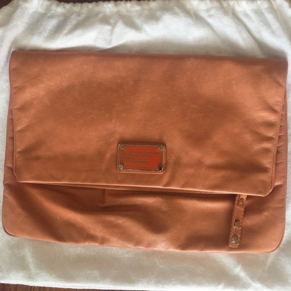 MARC JACOBS MAGAZINE Q CLUTCH - UNIQUE COLOR - 2009 EDITION